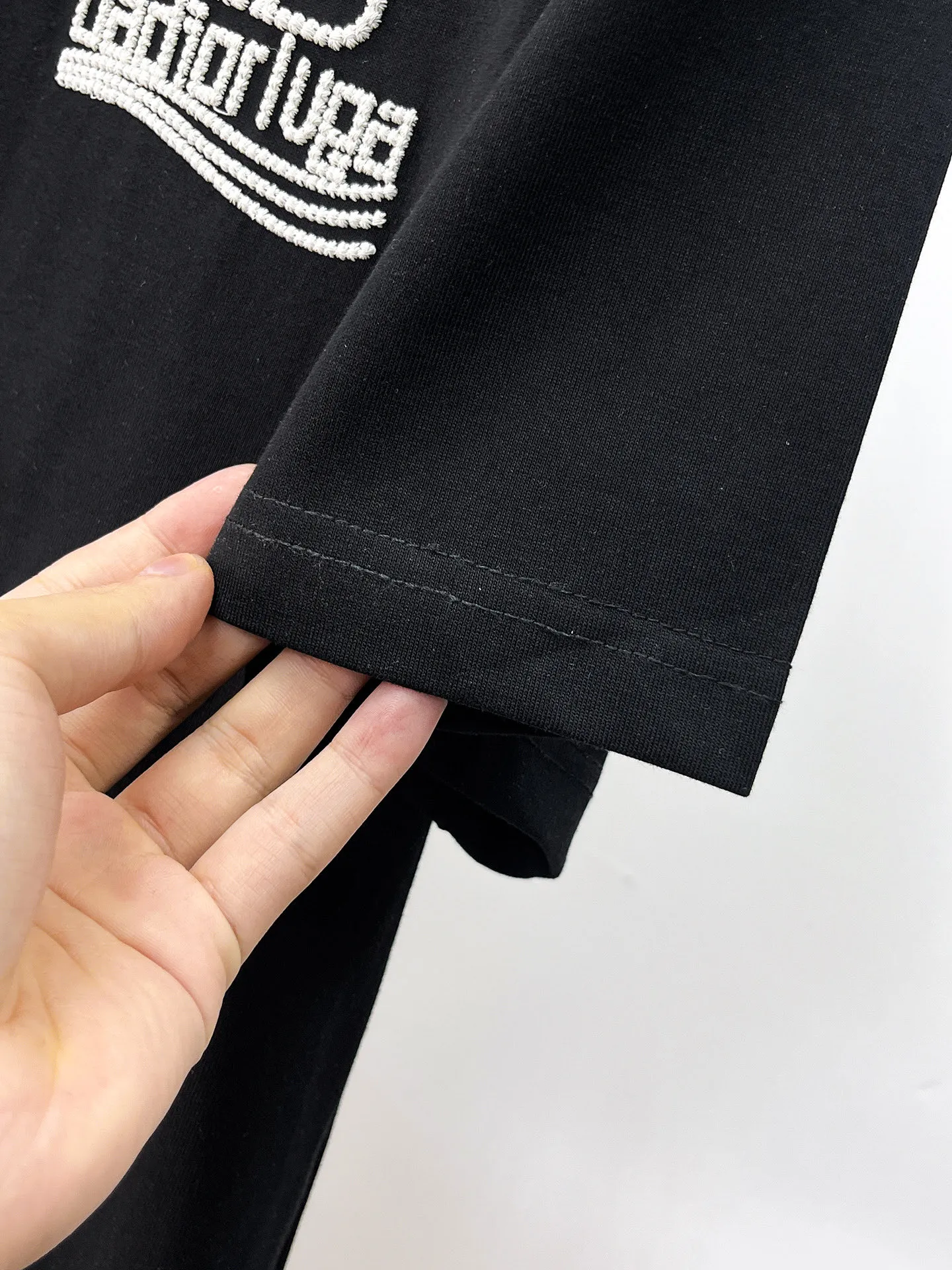 Balenciaga's high-end top-quality products 🐮2026 Spring and Summer New Arrival first counter, the latest New Arrival short-sleeved round neck T-shirt, Premium customized design, avant-garde and fashionable! Brand logo heavy craftsmanship design Premium customized 260g fabric. Soft to the touch. Comfortable to wear. Counter-level exquisite stitching. Fine workmanship. The upper body effect is incomparably handsome! A must-have item for men and women with the same style! Sizes: S~XXL When placing an order, please state your height and weight. The maximum wearing size is 210 pounds (one size larger)